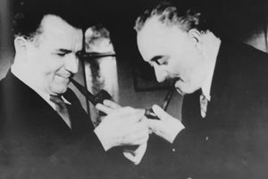 През 1948 г. на посещение в Прага Георги Димитров се среща с премиера на Чехословакия Клемент Готвалд, за да подпишат договор за сътрудничество.