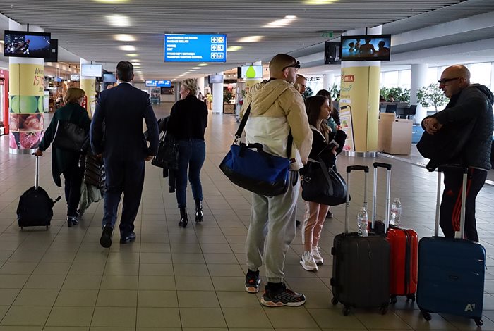 От 31 март пристигането и заминаването и от трите международни летища в България - в София, Варна и Бургас, ще бъде облекчено откъм гранични проверки.

СНИМКА: РУМЯНА ТОНЕВА