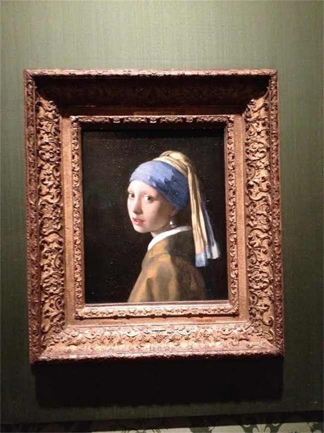 Йоханес Вермер, нарисувал шедьовъра “Момичето с перлената обица” (на снимката), е наричан майстор на светлината, заради начина, по който създава образите.