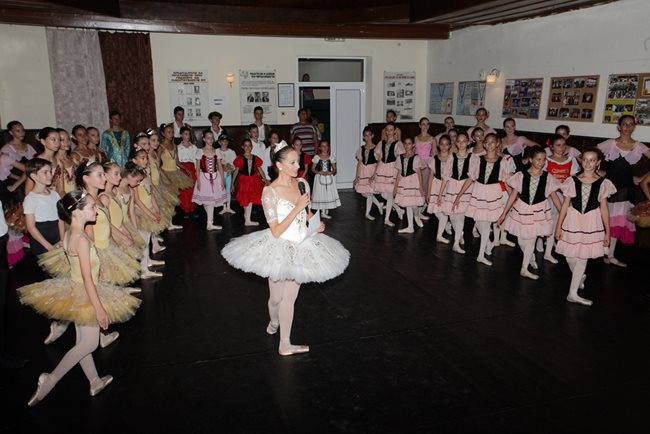 Диляна Никифорова с младите таланти от академията на галаспектакъла в Марян
