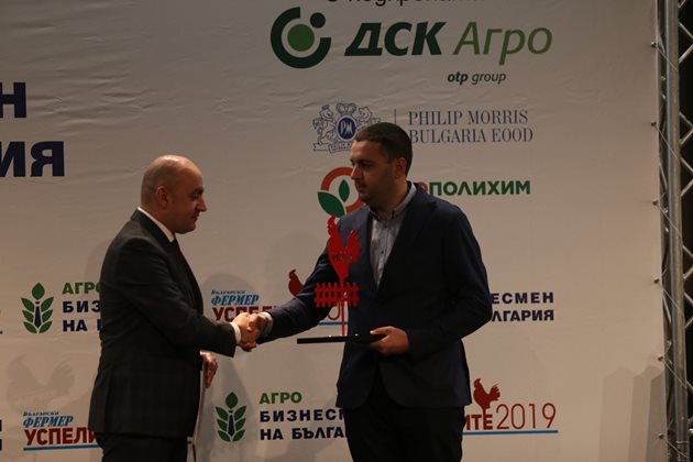 Изпълнителният директор на ДФ "Земеделие" Васил Грудев поздрави за отличието  Владислав - синът на семейство Горанови.