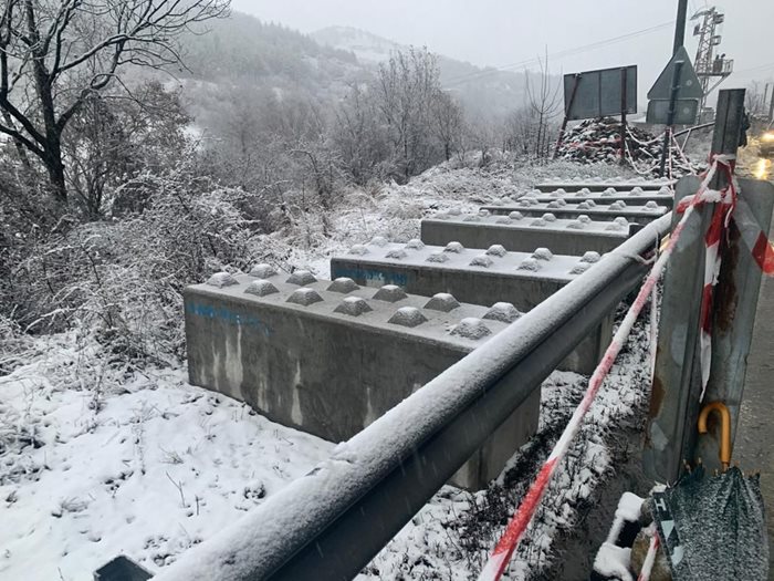 Подкопаният участък от пътя ще бъде укрепен със стоманобетонна конструкция.