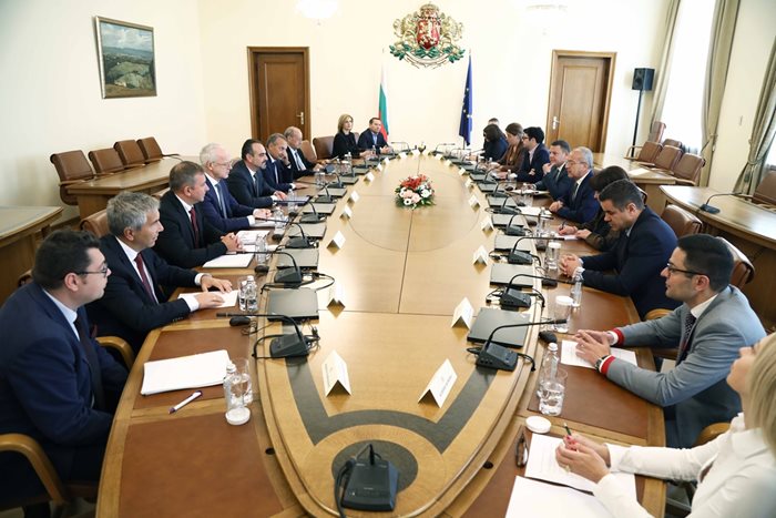 Министър-председателят Гълъб Донев на среща с представители на работодателските организации.