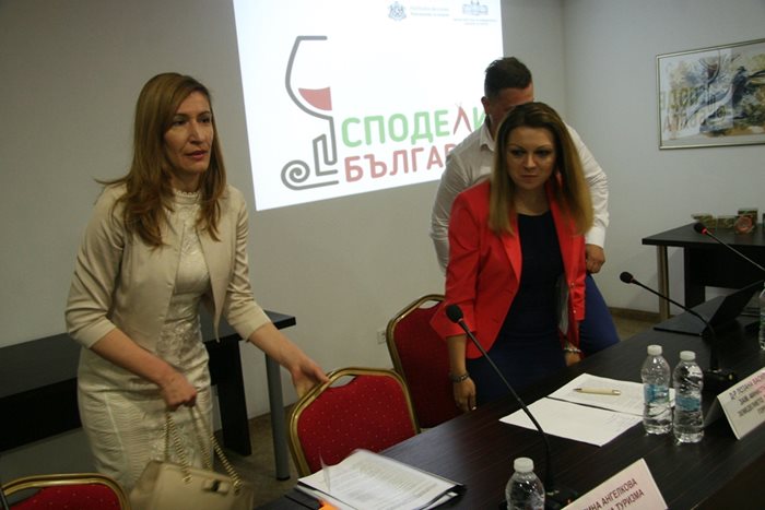 Николина Ангелкова и Лозана Василева представиха в Пловдив новата инициатива за 12 винени дестинации у нас. Снимка: Евгени Цветков