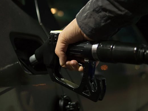 Великобритания забранява по-рано новите бензинови и дизелови коли