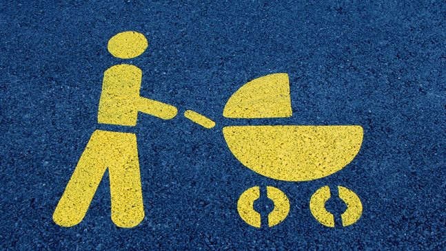 Научно изследване: дългото стоене в бебешката количка е вредно