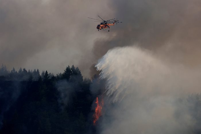 Гасят пожари в Гърция Снимка: Ройтерс