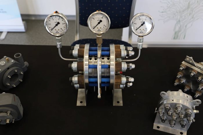 Лабораторен прототип на презареждаема метал хидрид-въздух батерия, която може да послужи за съхранение на енергия от ВЕИ