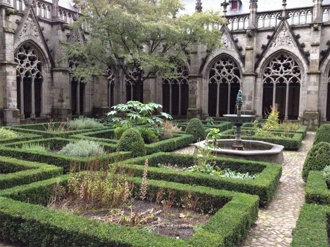 Този внушителен двор е бил построен през XV век, за да свърже величествената църква в Ютрехт с останалите сгради. Той е бил използван за място, където свещените се молят и медитират, а по-късно в него са били погребвани и монаси.
