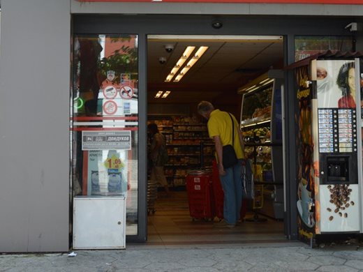 “Пикадили” затваря  малки магазини, ще отваря още в молове
