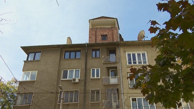 Странната пристройка на покрива на една от старите сгради в София.