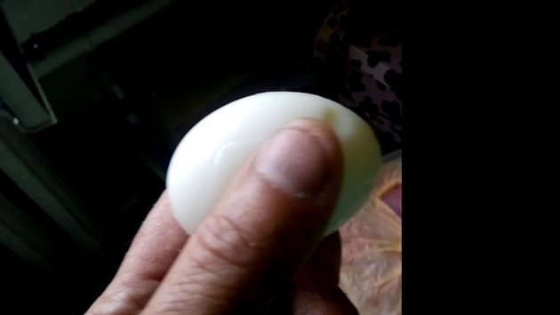 Сложете в клетката на раждащата зайкиня едно обелено твърдо сварено яйце, особено ако тя е първескиня
