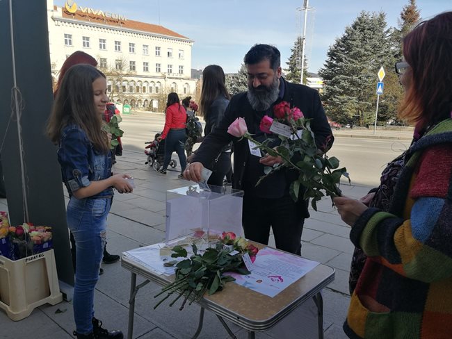 За дарени 5 лв. инициаторите подаряваха роза пред общината