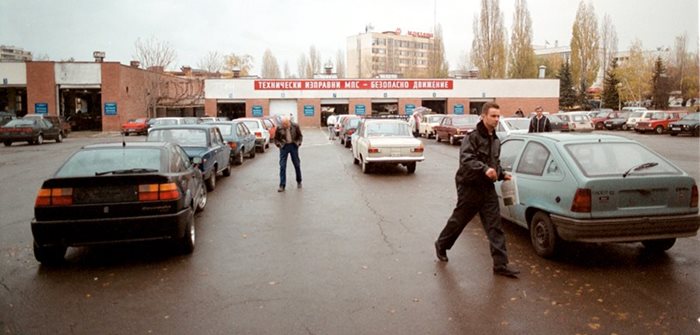 Пред гишетата за пререгистрация на коли в КАТ винаги има опашки, но не всички собственици сменят навреме транзитните си номера Снимка: Архив