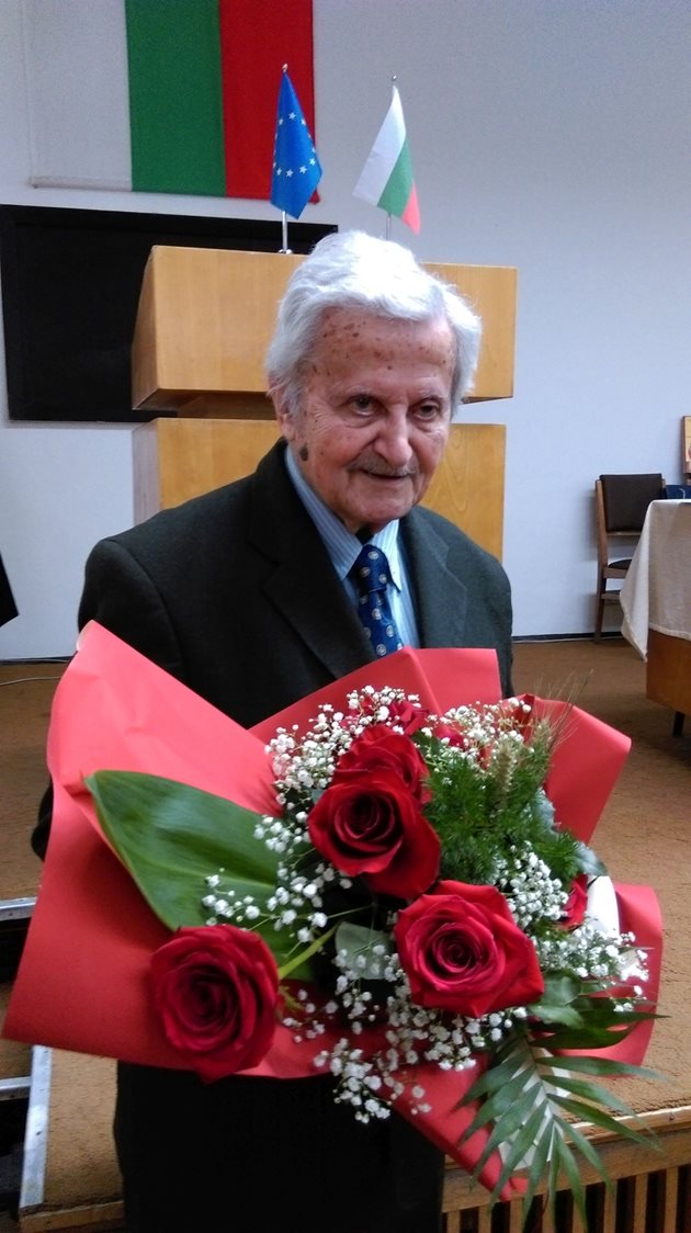 Учениците на професора от УСБАЛ по онкология бяха “издали” предварително кои са любимите му цветя.