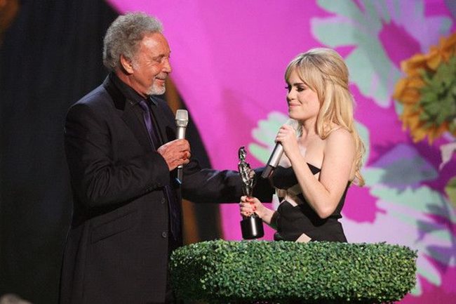 Легендарният певец Том Джоунс, който също е от Уелс, връчва наградата БРИТ на певицата през 2009 г.