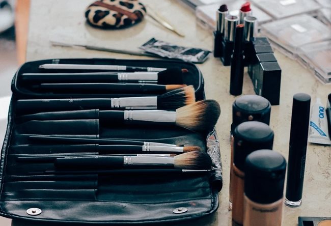 Повече от половината масово използвани козметични продукти като червила, спирали, пудри, съдържат високи нива на опасни химикали