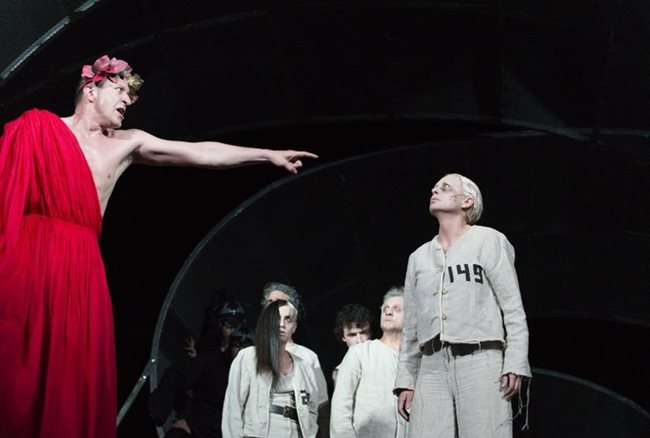 Деян Донков прави ярка роля в пиесата на Стефан Цанев "Процесът против богомилите" в Народния театър - една от най-гледаните постановки на трупата.