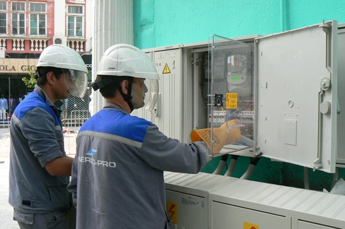 Техници на електроразпределително дружество проверяват електромери.