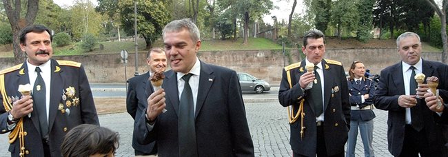 Румен Петков, по това време министър на вътрешните работи, води делегация при папа Бенедикт XVI, в която има и деца на загинали служители от системата на МВР. “Така и не успях от тичане да изям един италиански сладолед”, казва фоторепортерът Румяна Тонева. Петков спира автобуса и купува сладолед за всички - и за децата, и за журналистите, и за своите колеги.  СНИМКА: РУМЯНА ТОНЕВА