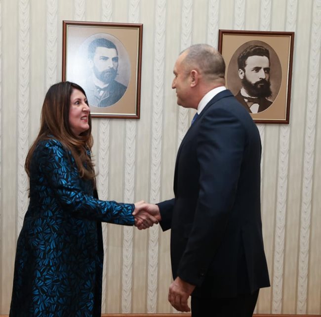 Херо Мустафа се поздравява с президента Румен Радев