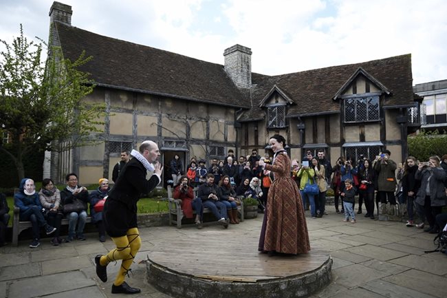 Артисти играят пиеса на Шекспир пред къщата му в Стратфорд на Ейвън.