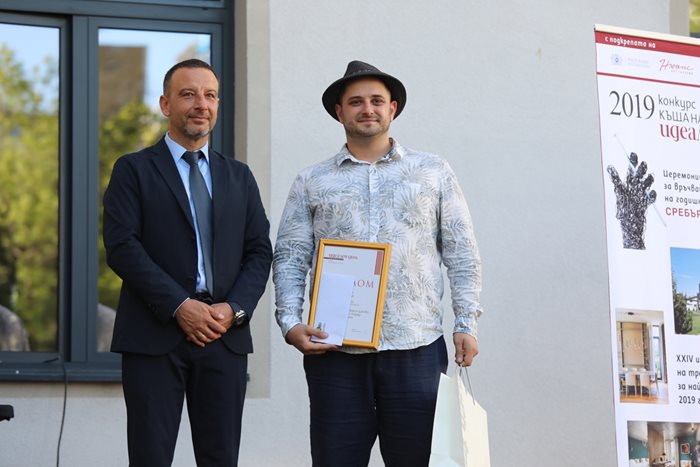 Михаил Чобанов - основател и собственик на "Бългериан Пропъртис" връчва наградата на арх.Филип Ел-Хадад
