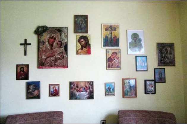 Картини с религиозно съдържание красят стената в дома на лечителката.