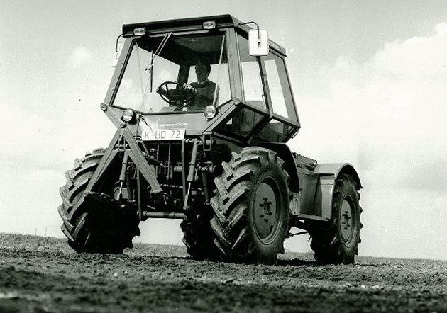 1972 г. Създадена е серията INTRAC, универсален трактор, оборудван с многочислени автоматични точки за монтиране на оборудване и кабина, преден подемник и силоотводен вал, използван както в селското стопанство, така и в промишлени цели.