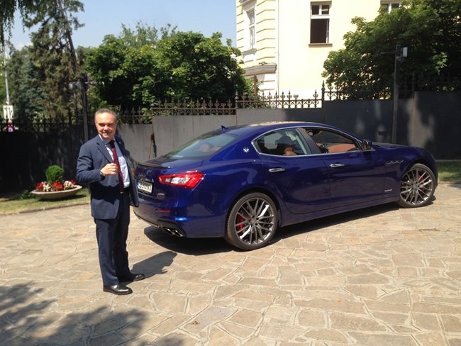 Един от любимите автомобили на дипломата е спортното купе Maserati Ghibli.