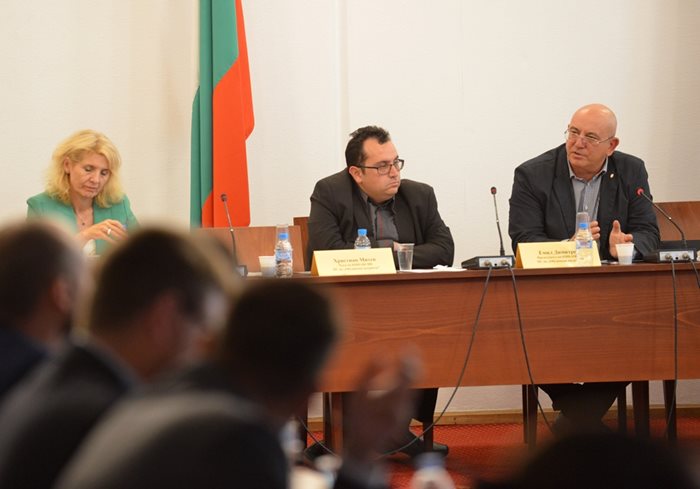 Председателят на комисията Емил Димитров (вдясно) призова НПО-тата да обърнат поглед и към контрабандата с горива.