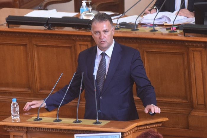 Валентин Николов на парламентарната трибуна като предсетател на енергийната комисия в 44-о Народно събрание. 