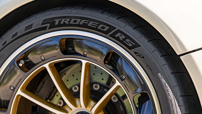 Гумите Pirelli на хиперколата Trofeo RS Pagani Utopia 
Снимки: производителите