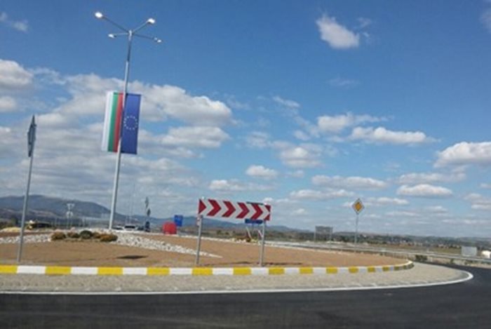На 22 септември бе отворено кръговото кръстовище край Кочериново, което е връзка между пътя за Гърция и лот 2 на магистрала "Струма".