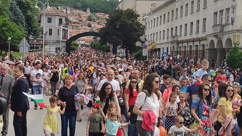 Улиците на Велико Търново отесняха, над 5000 на шествие за 24 май (Снимки)