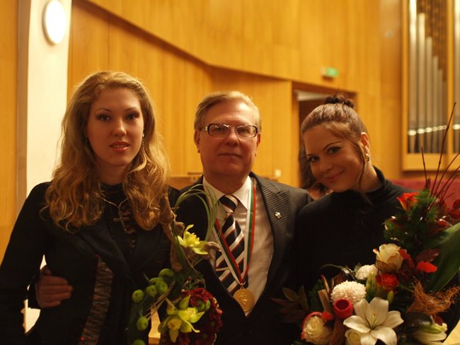 Костов с двете му дъщеря Лилия и Весела.