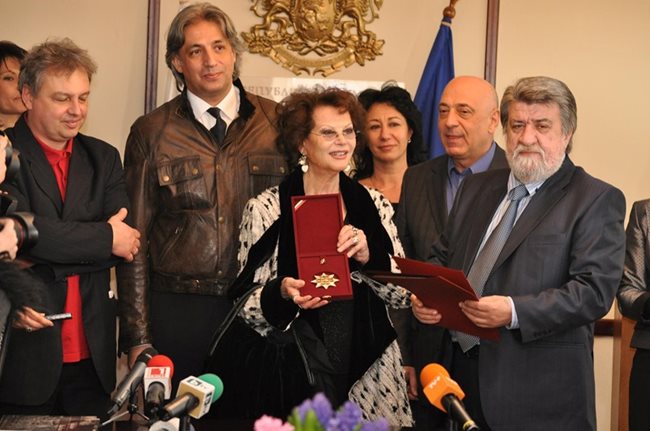 Клаудия Кардинале с отличието “Златен век”, което получи от Министерството на културата през 2011 г.