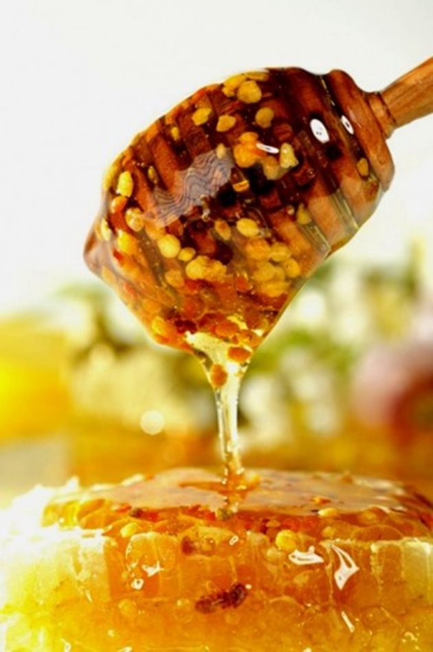 Пчеларите не ядат чист мед.  Него го продават. Те предпочтит мед и седимент от цветен прашец или пчелни пити. Снимка keepingbee.org