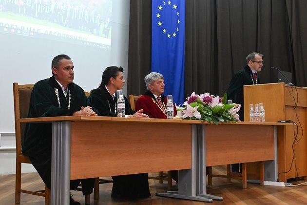 Деканът на Агрономическия факултет проф. Румен Томов подчерта, че студентите, техните преподаватели, учените от ССА, държавната администрация, свързана със земеделието, и агробизнеса са част от една система.