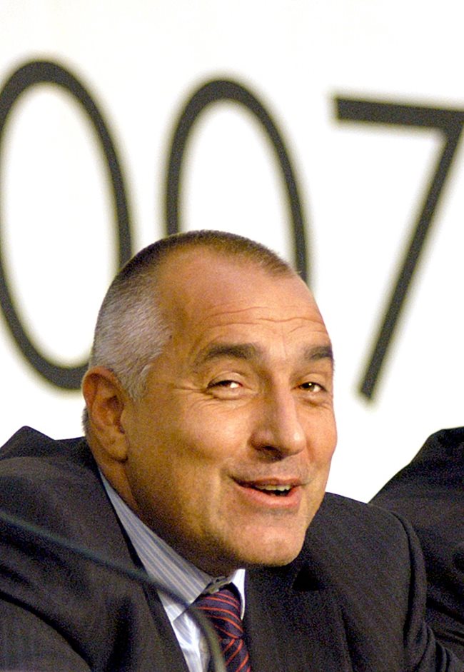 Премиерът Бойко Борисов след изборна победа - лека закачка като Агент 007.  СНИМКА: РУМЯНА ТОНЕВА