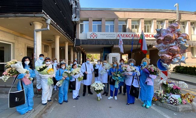 Медиците от Александровска болница с цветя и подаръци от нея.

СНИМКИ: ЛИЧЕН ПРОФИЛ НА ЛИЛИ ИВАНОВА ВЪВ ФЕЙСБУК