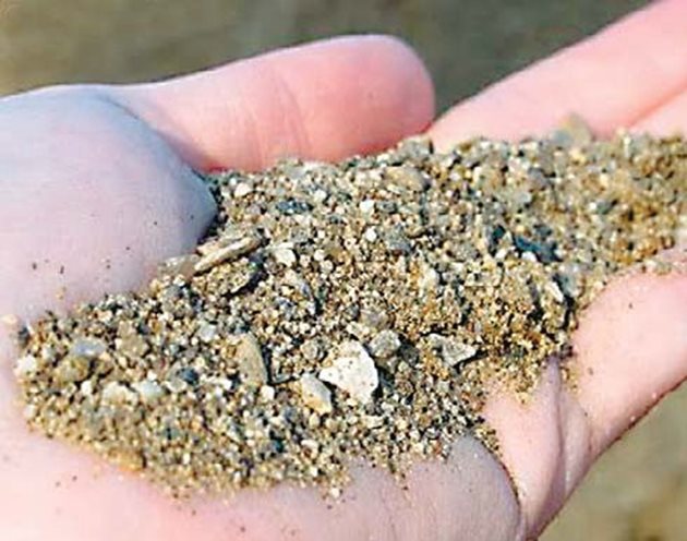 Пясъкът винаги трябва да бъде промит, чист, без кални, гнили и други примеси, защото това може да доведе и до неприятности. Най-добър е речният пясък.
