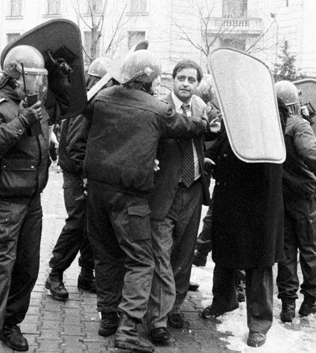 Николай Добрев, по това време министър на вътрешните работи, зад щитовете на полицаи, които го пазят при щурма на Народното събрание през януари 1996 г.  СНИМКА: НИКОЛАЙ ЛИТОВ