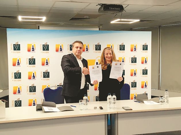 Йордан Чорбаджийски, председател на НЛВК, и Ралица Скорчева-Славова, председател на „СпиритсБългария“ при подписването на меморандума
