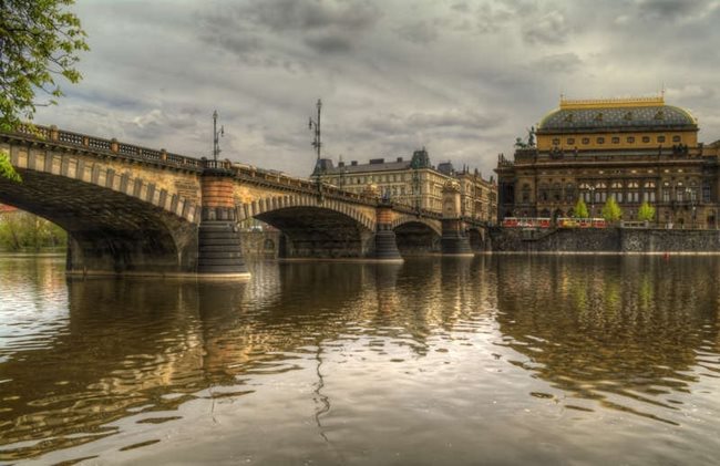 Мост Легион, по който можете да стигнете до остров в средата на река Вълтава.