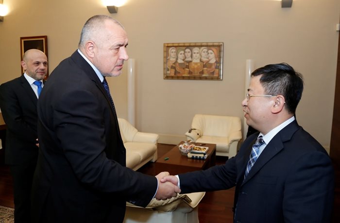 Премиерът Бойко Борисов се ръкува с представител на китайската бизнес делегация