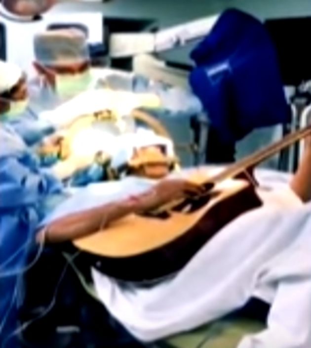 Индийският музикант Абишек Прасад свиреше на китара докато претърпяваше мозъчна операция, за да видят хирурзите дали всичко е наред с него  Кадър : youtube