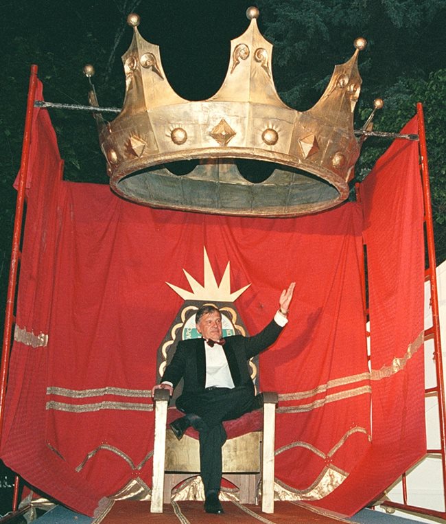 Батето на купона за 60-годишнината му, организиран от негови приятели през 2000 г. Иван Славков е седнал на трон, а над главата му има корона.  СНИМКА: НИКОЛАЙ ЛИТОВ