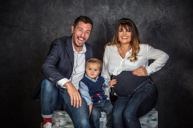 Илиян, Александър и Петя в очакване на новото попълнение в семейството си. Илиян-младши се роди на 11 декември 2020 г.