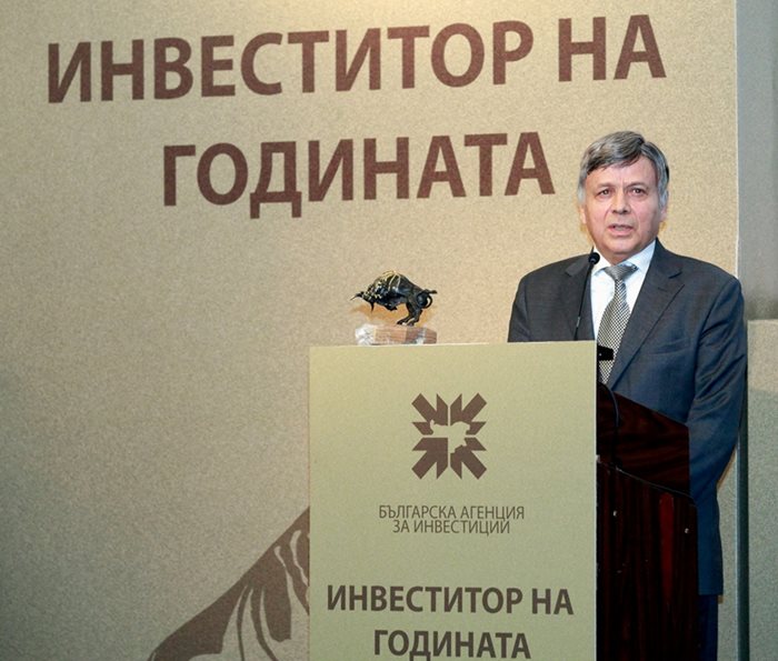 "Асарел - Медет" бе инвеститор на годината за 2015 г. На снимката шефът на компанията Лъчезар Цоцорков получава голямата награда.